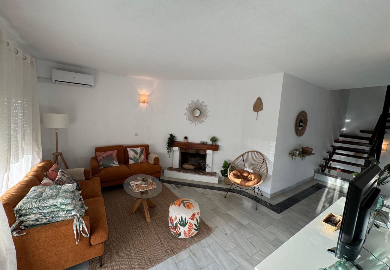 Apartamento en Mijas Costa - Calahonda Seafront by Alfresco Stays