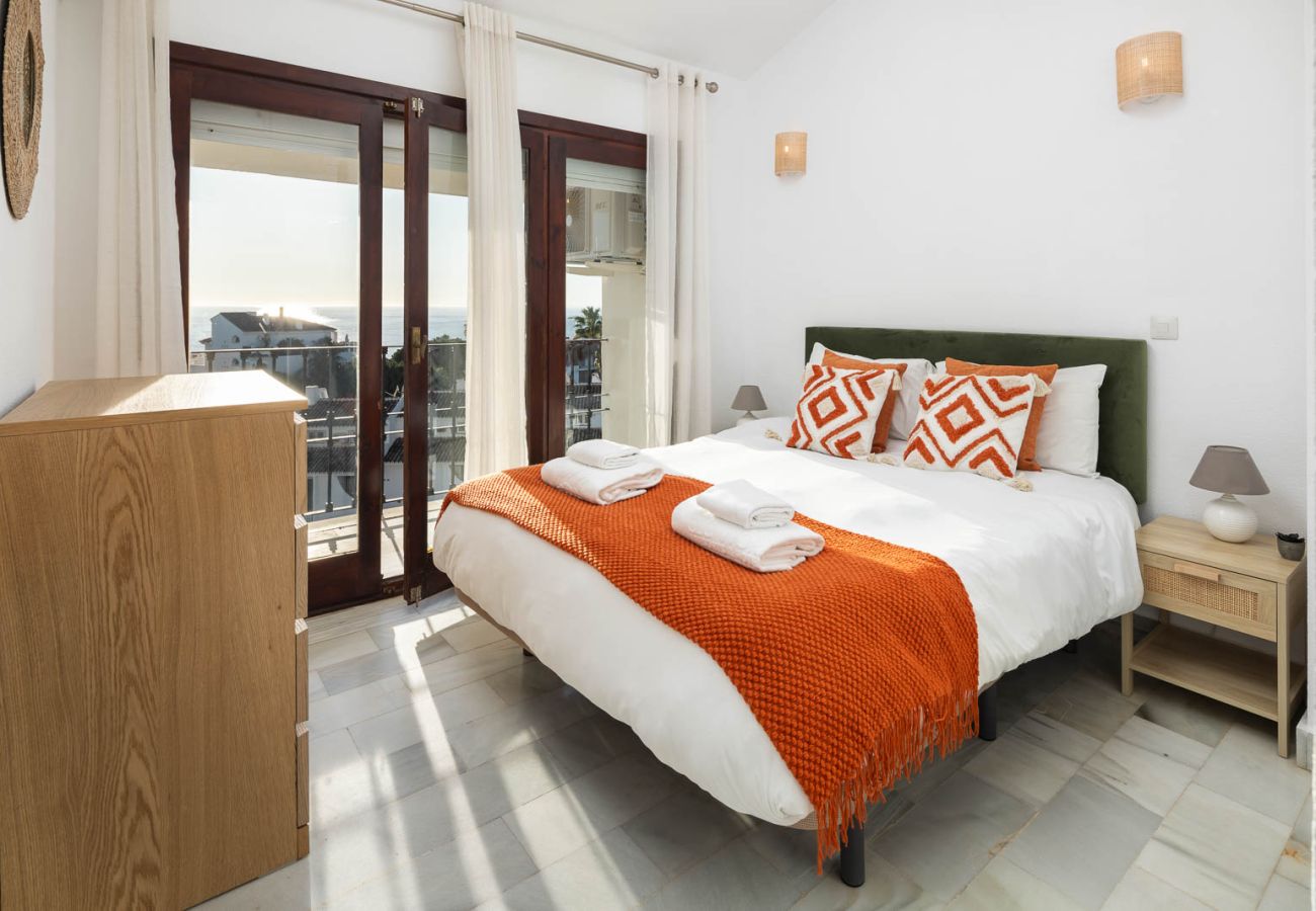 Apartamento en Mijas Costa - Calahonda Seafront by Alfresco Stays