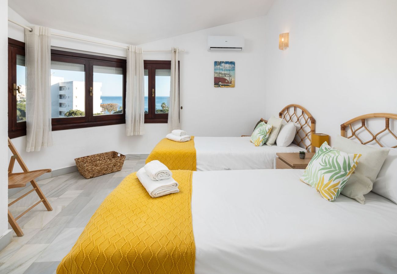 Apartamento en Mijas Costa - Calahonda Seafront by Alfresco Stays