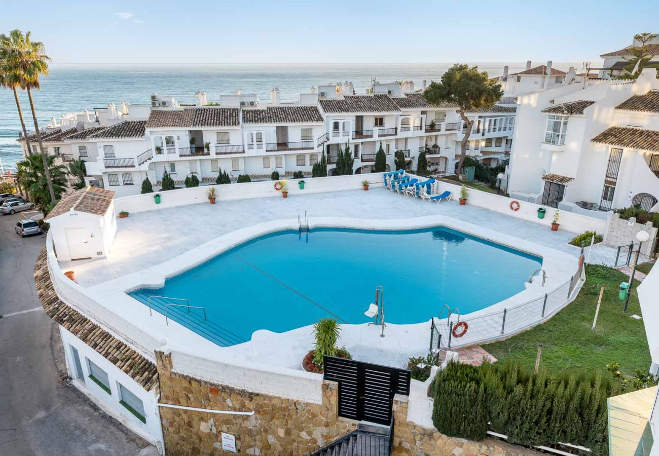 Apartamento en Mijas Costa - Calahonda Seafront by Alfresco Stays