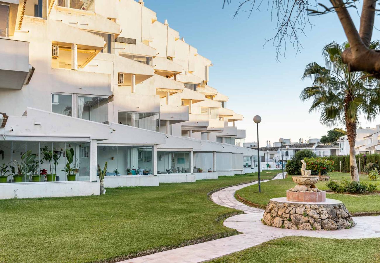 Apartamento en Mijas Costa - Calahonda Seafront by Alfresco Stays